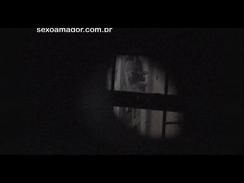 ❤️ Blondie ezkutuan grabatzen du auzoko voyeur batek adreilu hutsen atzean ezkutatuta ️ Porno fb gugan ❌️❤