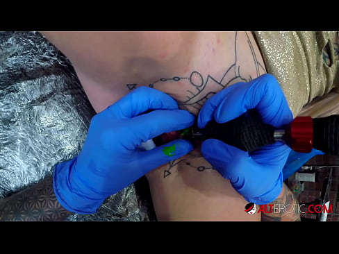 ❤️ Sully Savage-k izugarri tatuatu zuen klitorian tatuaje bat egin zuen ️ Porno fb gugan ❌️❤
